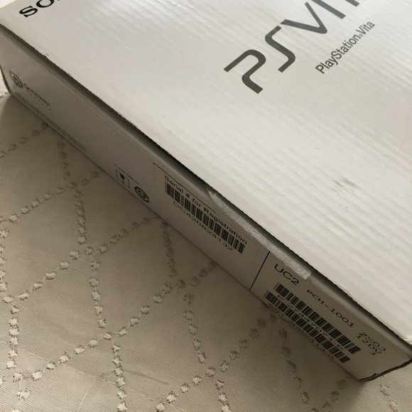 Assassin's Creed III Liberation PlayStation Vita Wi-Fi Bundle PS Vita 10… - Picture 15 of 16